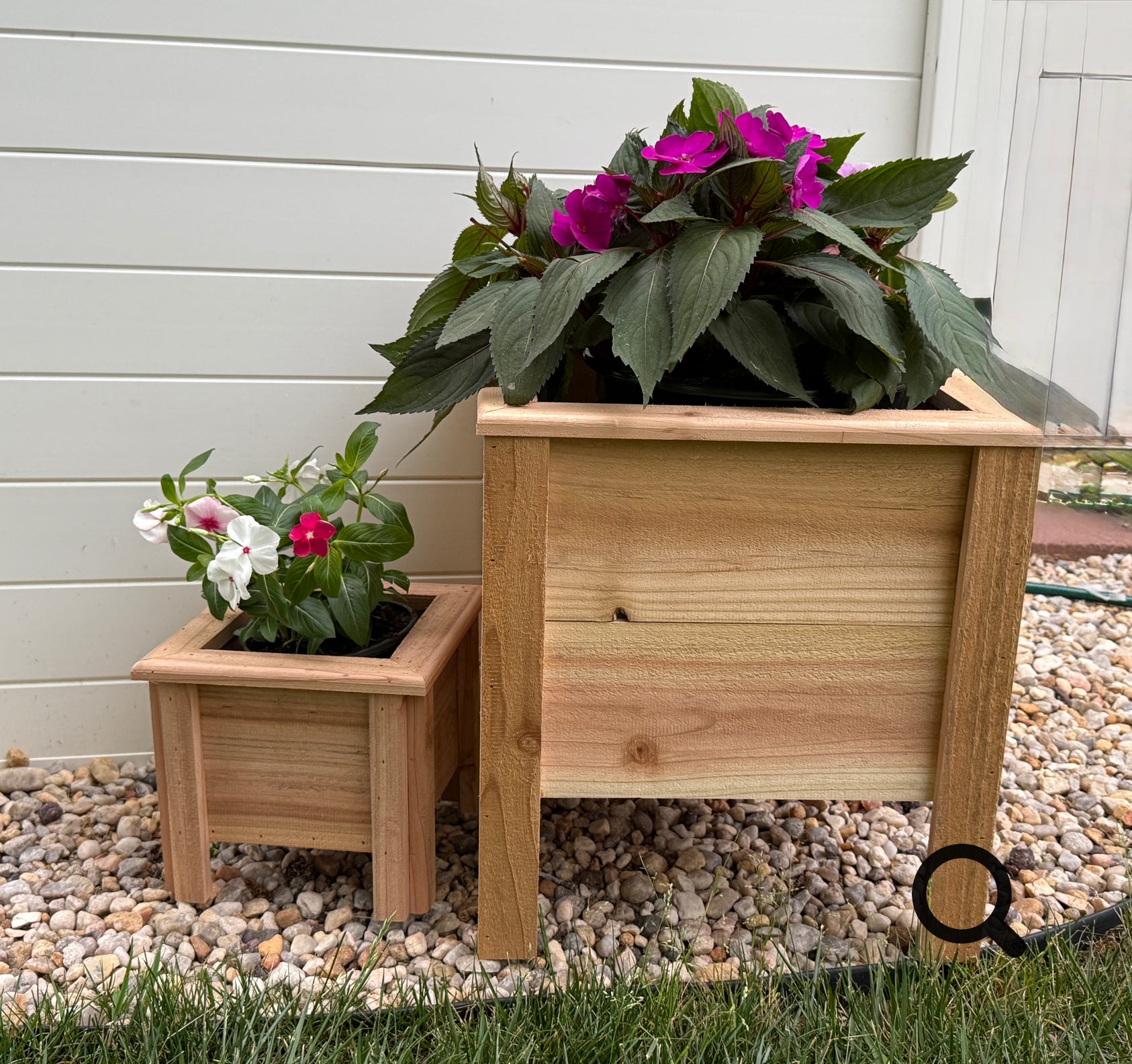 Elegant vintage room with red walls, vintage furniture, and golden chandelier.